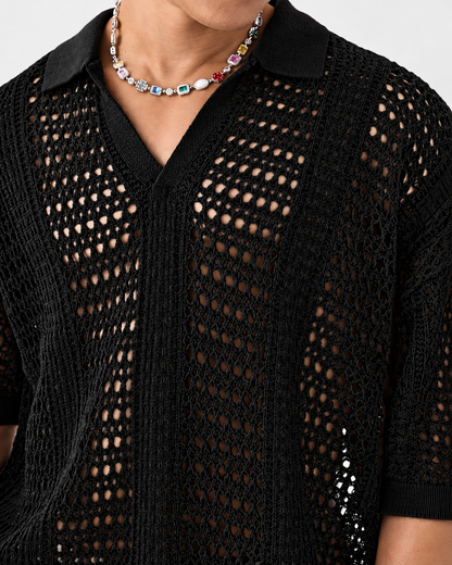 Seitliche Ansicht des Strickpolos mit Lochmuster