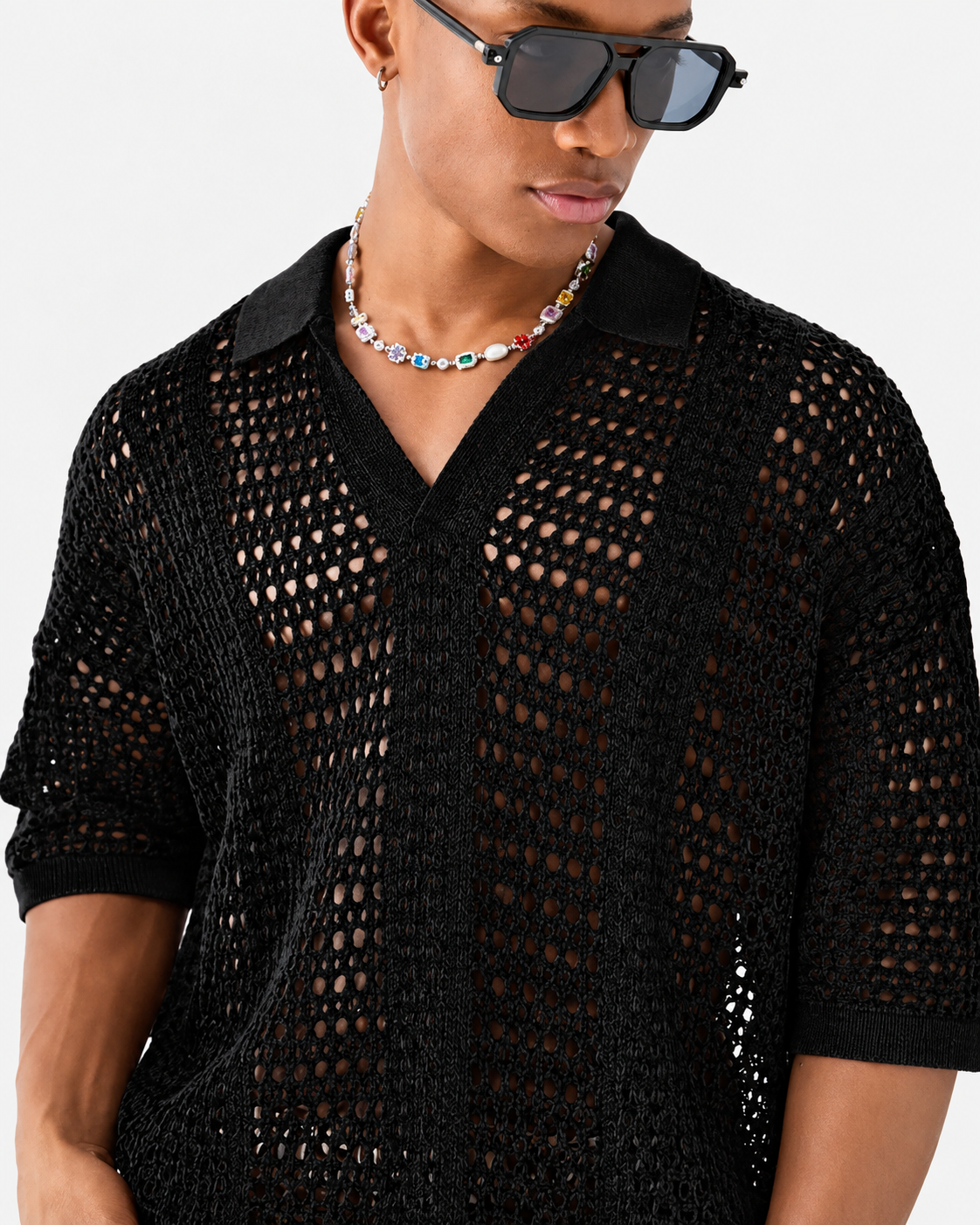 Rückansicht des Strickpolos mit durchbrochener Strickstruktur