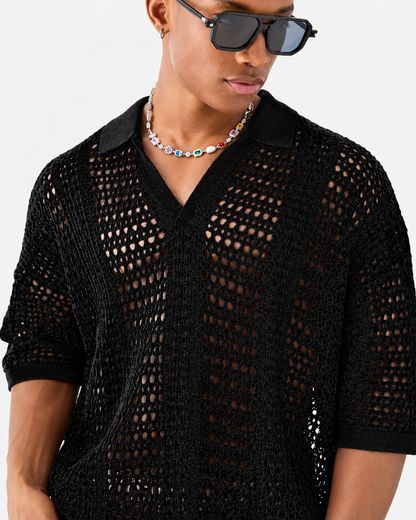 Rückansicht des Strickpolos mit durchbrochener Strickstruktur