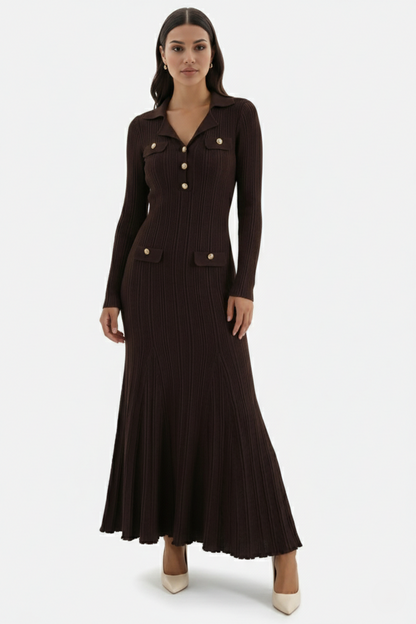 Detailansicht des weichen Stricks am Damen-Maxi-Strickkleid