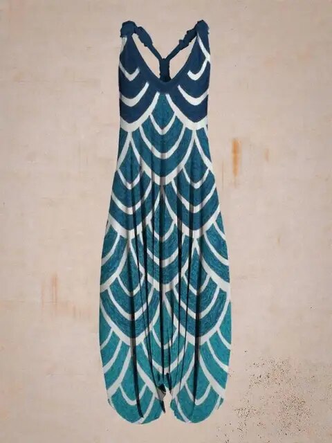 Blau-weißes Kleid mit Fischschuppenmuster, ärmellos, V-Ausschnitt, fließender Stoff. Elegantes Sommerkleid, modisches Design, Damenmode.