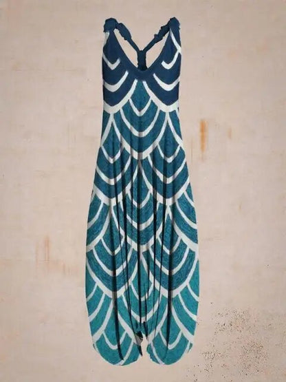 Blau-weißes Kleid mit Fischschuppenmuster, ärmellos, V-Ausschnitt, fließender Stoff. Elegantes Sommerkleid, modisches Design, Damenmode.