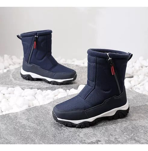 Dunkelblaue Winterstiefel mit Reißverschluss, rutschfeste Sohle, auf grauem Hintergrund. Ideal für kaltes Wetter, wasserdicht und warm.