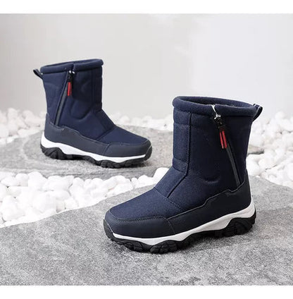 Dunkelblaue Winterstiefel mit Reißverschluss, rutschfeste Sohle, auf grauem Hintergrund. Ideal für kaltes Wetter, wasserdicht und warm.