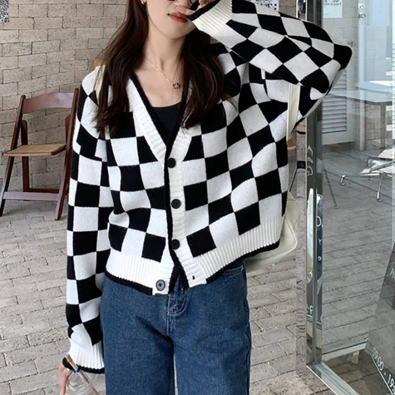 Damen-Cardigan in Schwarz und Weiss mit klassischem Karomuster