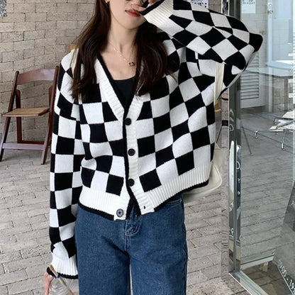 Damen-Cardigan in Schwarz und Weiss mit klassischem Karomuster