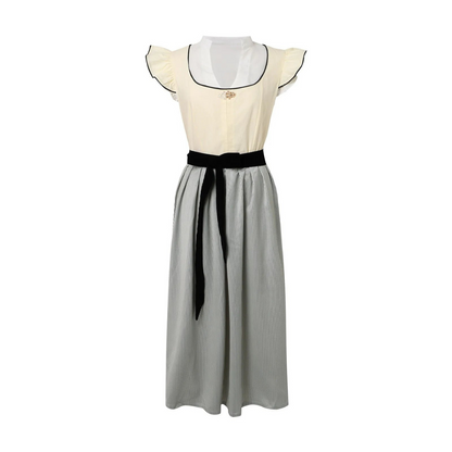 Alt-Text: Traditionelles Damen-Dirndl mit weißer Bluse, schwarzem Gürtel und grauem Rock. Perfekt für Oktoberfest und Trachtenmode.