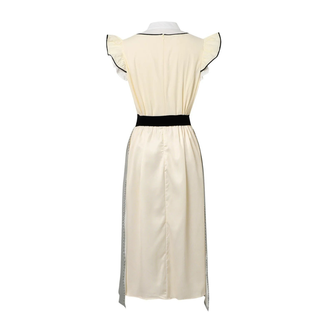 Beigefarbenes Damenkleid mit schwarzen Akzenten, Rüschenärmeln und Gürtel. Elegantes Design, ideal für Sommermode und festliche Anlässe.