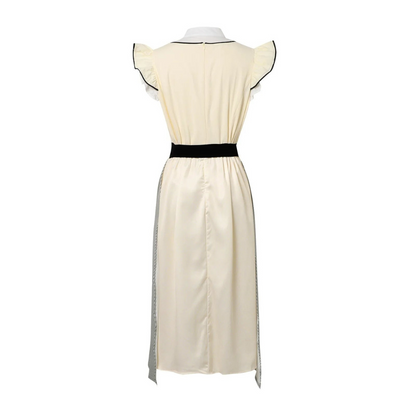 Beigefarbenes Damenkleid mit schwarzen Akzenten, Rüschenärmeln und Gürtel. Elegantes Design, ideal für Sommermode und festliche Anlässe.