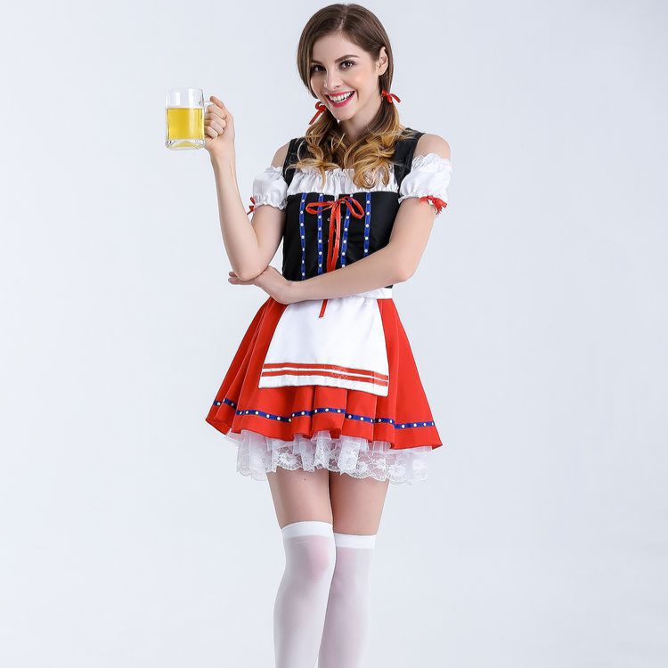 Frau im traditionellen bayerischen Dirndl mit Bierkrug, Oktoberfest-Kostüm, roter Rock, weiße Bluse, Zöpfe, lächelnd, vor weißem Hintergrund.