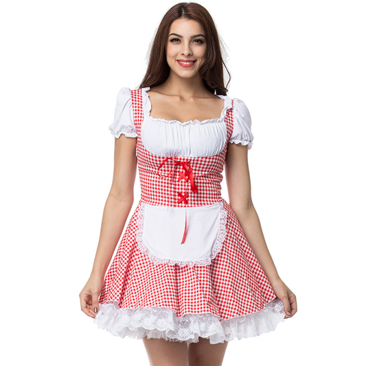 Frau im rot-weiß karierten Dirndl mit Schürze, traditionelles bayerisches Oktoberfest-Kostüm, lächelnd, vor weißem Hintergrund.
