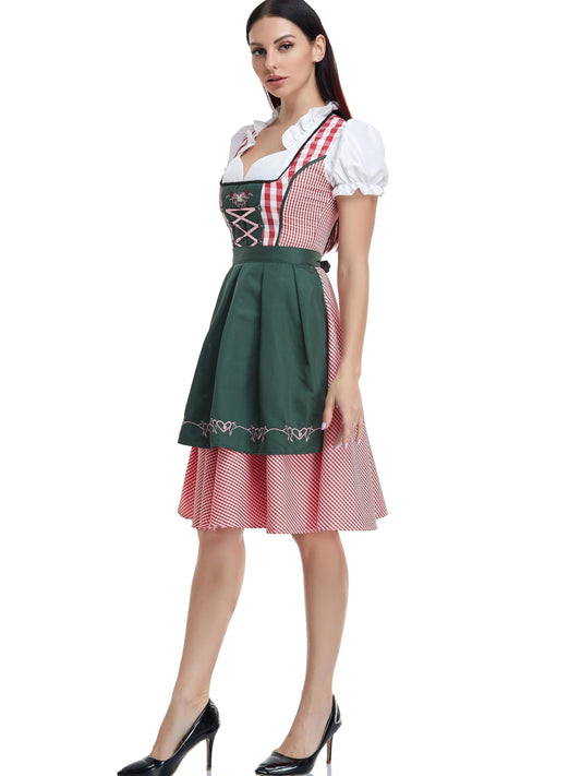 Frau in traditionellem bayerischen Dirndl mit grünem Schürze und kariertem Muster, Oktoberfest Mode, Trachtenkleid, elegante schwarze Schuhe.