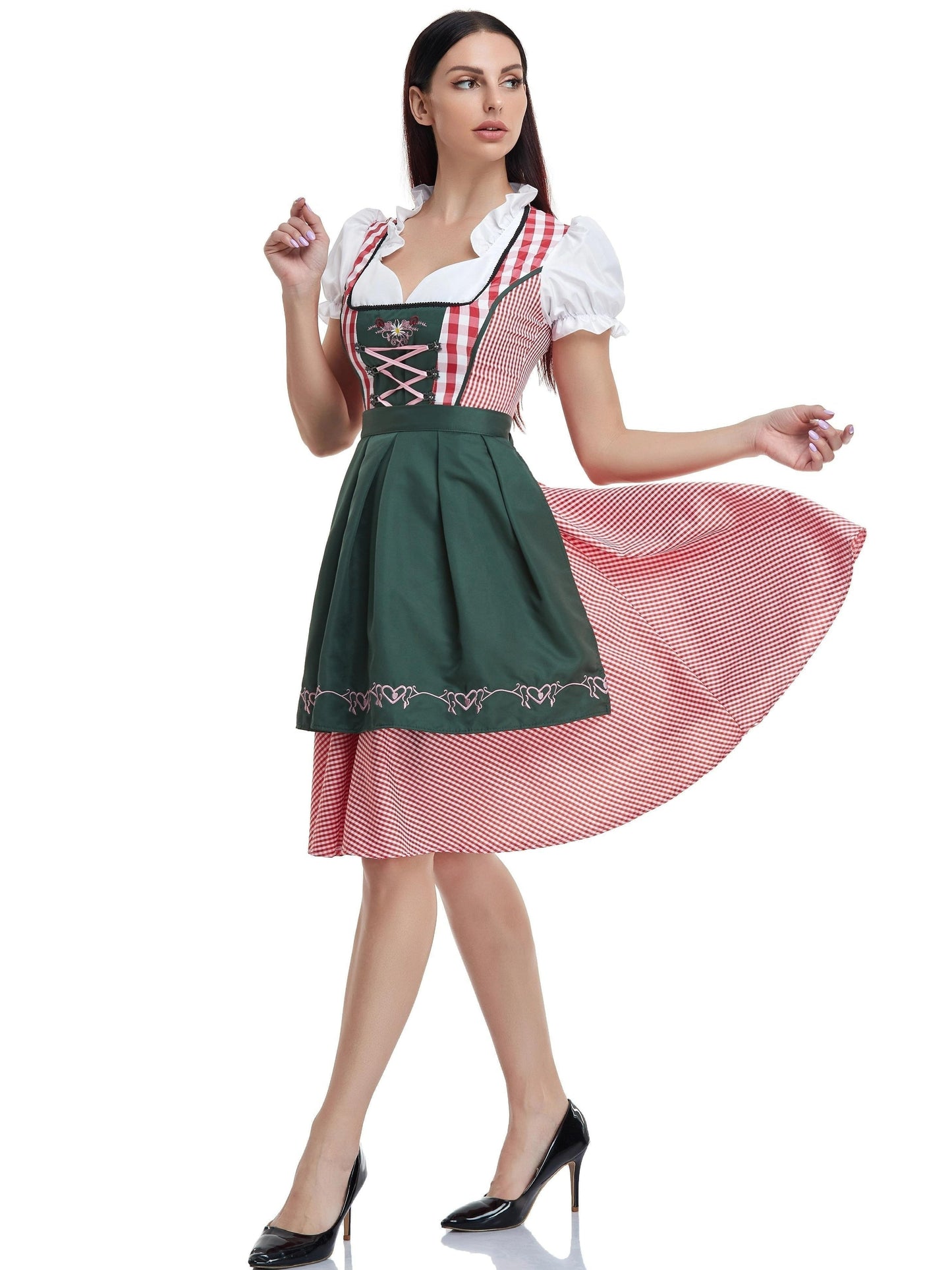 Frau im traditionellen bayerischen Dirndl mit grünem Schürze und kariertem Rock, posiert elegant. Oktoberfest Mode, Trachtenkleidung.