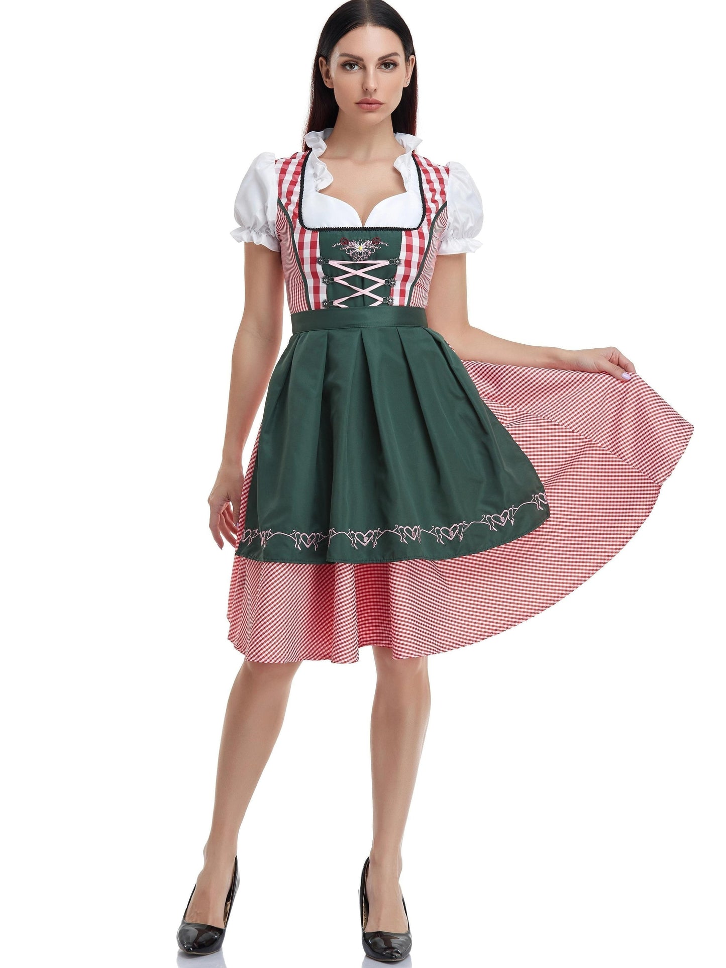 Frau im traditionellen bayerischen Dirndl mit grünem Rock und kariertem Muster, posiert elegant. Oktoberfest Mode, Trachtenkleid, deutsche Kultur.