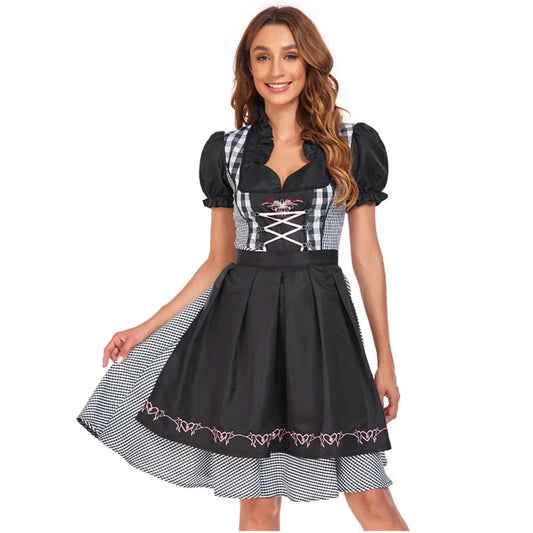 Frau in traditionellem bayerischen Dirndl mit schwarzem Rock und kariertem Mieder, Oktoberfest-Kleidung, Trachtenmode, lächelnd, stehend.