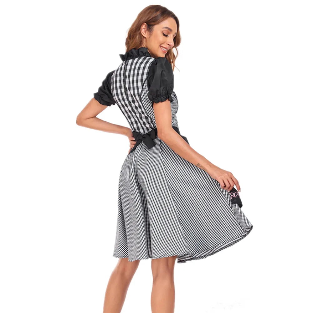 Frau in kariertem Kleid mit Rüschenärmeln, lächelnd und zur Seite blickend. Modetrend, Damenmode, elegantes Design, schwarz-weißes Muster.