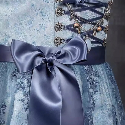 Blaues Dirndl mit aufwendiger Stickerei, Schnürung und großer Satinschleife. Traditionelle Trachtenmode, elegant und detailreich gestaltet.