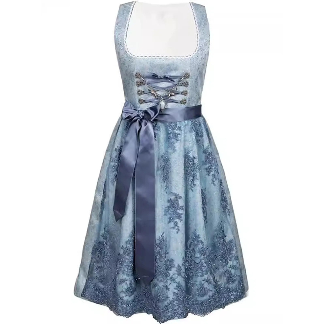 Blaues Dirndl mit Spitzenmuster, Schnürung und Satinschleife. Traditionelle Trachtenmode, ideal für Oktoberfest und bayerische Feste.