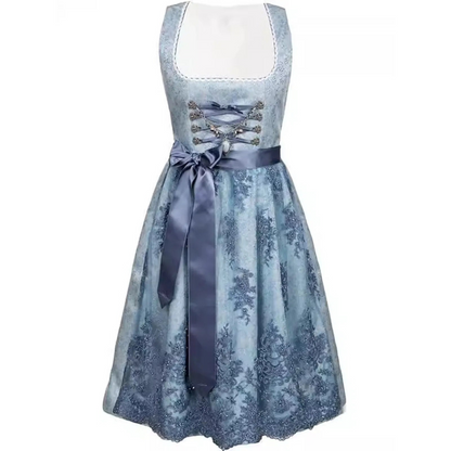 Blaues Dirndl mit Spitzenmuster, Schnürung und Satinschleife. Traditionelle Trachtenmode, ideal für Oktoberfest und bayerische Feste.