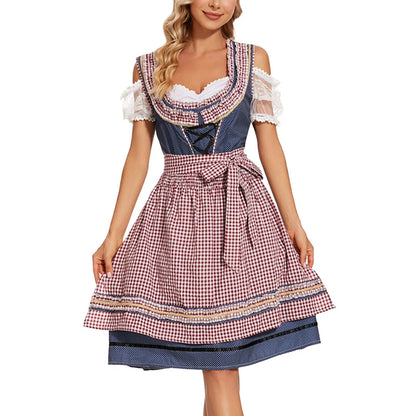 Frau in traditionellem bayerischen Dirndl mit blauem Mieder und rot-weiß kariertem Rock, ideal für Oktoberfest und Trachtenmode.