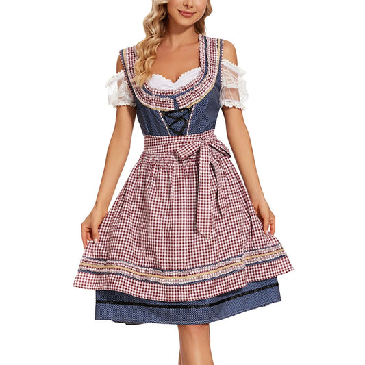 Frau in traditionellem bayerischen Dirndl mit blauem Mieder und rot-weiß kariertem Rock, ideal für Oktoberfest und Trachtenmode.