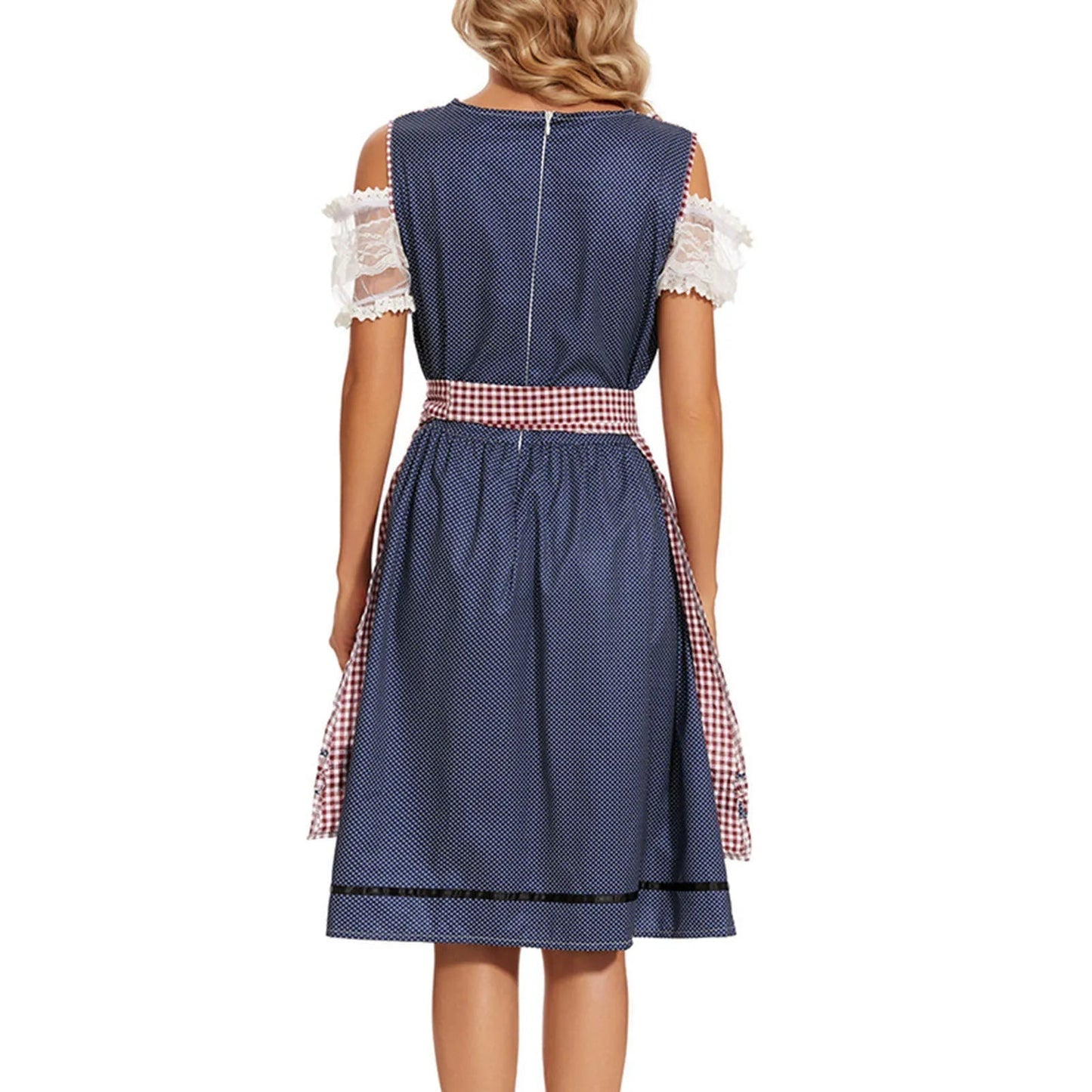 Rückansicht einer Frau in einem blauen Dirndl mit weißen Spitzenärmeln und rot-weiß kariertem Schürzenband. Traditionelle bayerische Tracht.