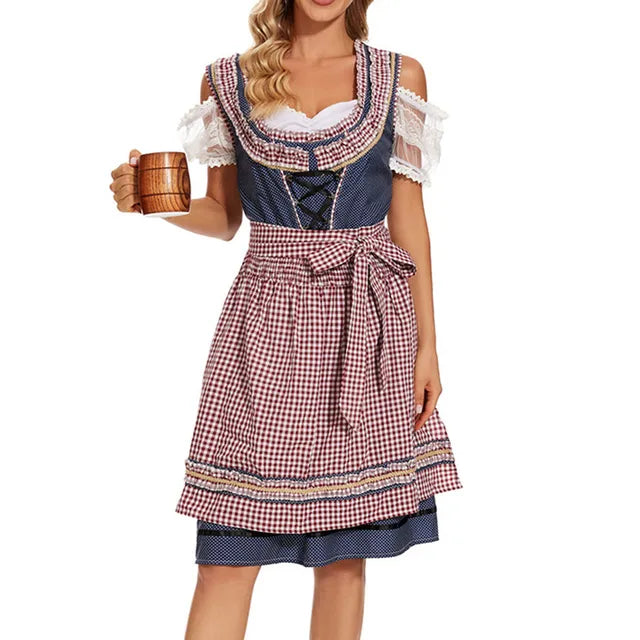 Frau in traditionellem bayerischen Dirndl mit kariertem Schürze, hält einen Bierkrug. Oktoberfest Mode, Trachtenkleid, deutsche Kultur.