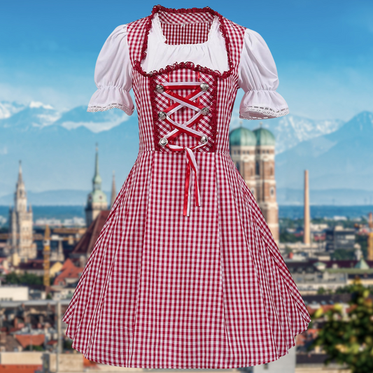 Rotes Dirndl mit weißem Karomuster vor Münchener Skyline und Alpen. Traditionelle bayerische Tracht, Oktoberfest Mode, Alpenkulisse.