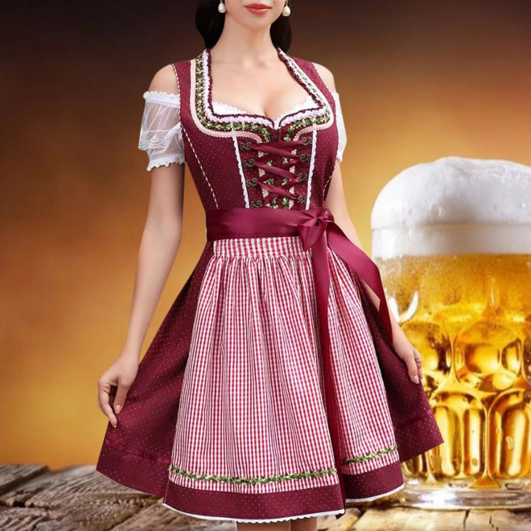 Frau in traditionellem bayerischen Dirndl vor Bierkrug. Oktoberfest, Trachtenmode, bayerische Kultur, festliche Kleidung, Bier.
