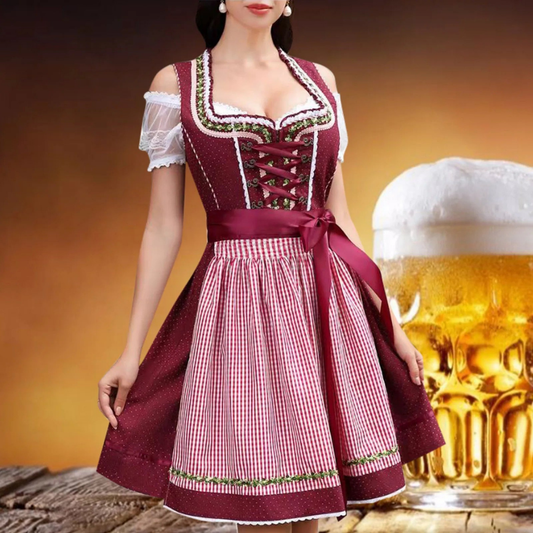 Frau in traditionellem bayerischen Dirndl vor Bierkrug. Oktoberfest, Trachtenmode, bayerische Kultur, festliche Kleidung, Bier.