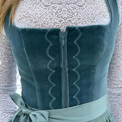 Blaues Samtkleid mit Reißverschluss und Spitzenoberteil, elegantes Design, modisches Damenoutfit, Detailansicht, stilvolle Kleidung.
