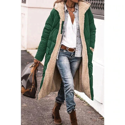 Frau in grünem Wintermantel mit Lammfellfutter, Jeans und braunen Stiefeln, trägt braune Handtasche. Modetrend, Wintermode, Straßenstil.