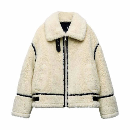 Warme Teddyjacke für Damen in seitlicher Ansicht