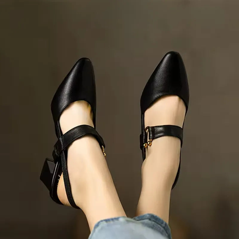 Schwarze Damenpumps mit Blockabsatz und Riemen, elegantes Design, ideal für Büro und Alltag, modische Schuhe für Frauen.