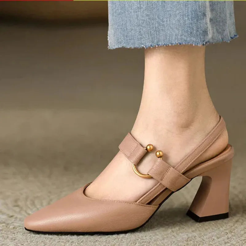 Beiger Damenpumps mit Blockabsatz und goldenen Verzierungen, elegantes Design, ideal für Büro und Alltag, kombiniert mit Jeans.