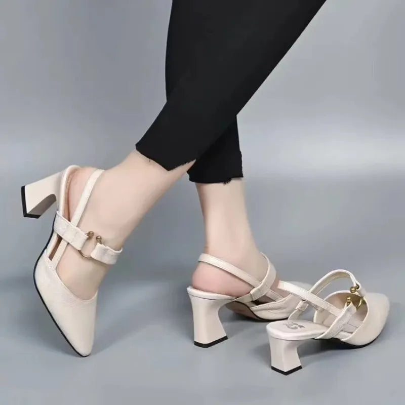 Damen High Heels in Beige mit Blockabsatz und Riemchen, getragen von Person in schwarzer Hose. Elegante Schuhe für Mode und Komfort.