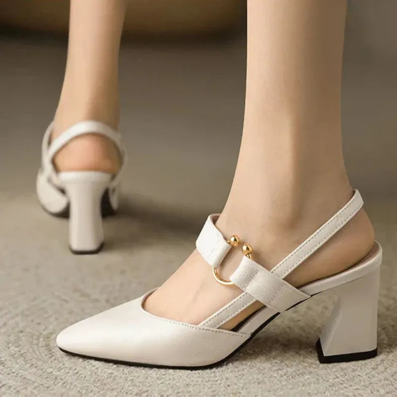 Weiße Damenpumps mit Blockabsatz und Riemen, elegantes Design, ideal für formelle Anlässe. Bequeme, stilvolle Schuhe für Damenmode.