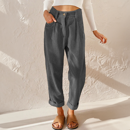 Seitliche Ansicht der locker geschnittenen Damen-Cordhose