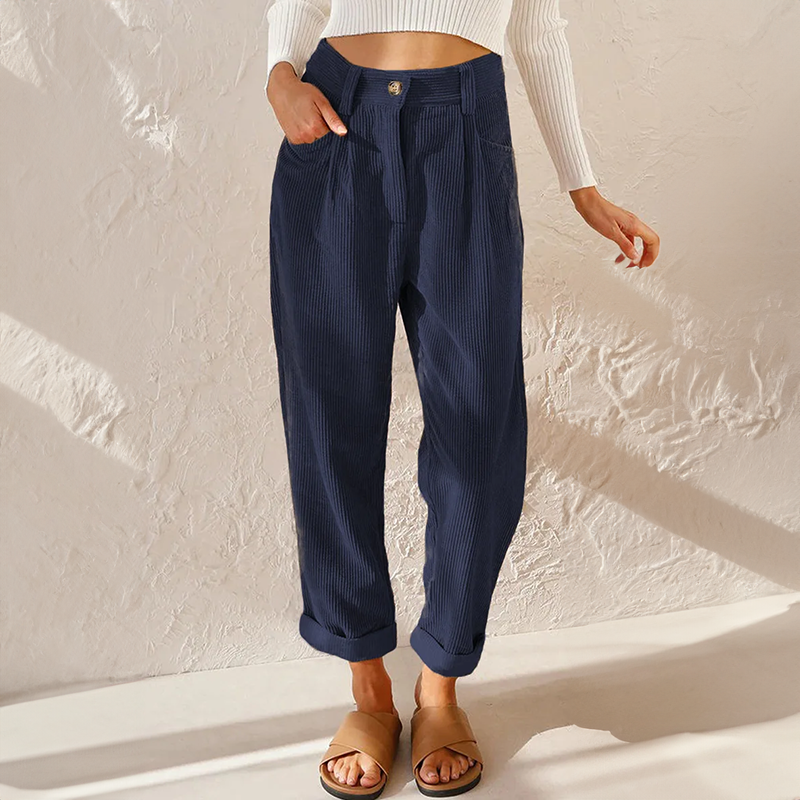 Rückansicht der Damen-Cordhose mit hohem Bund und Gesässtaschen