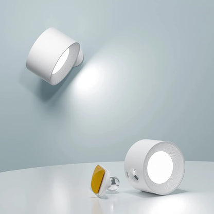 Weiße, moderne LED-Wandleuchte und Tischlampe auf hellblauem Hintergrund. Minimalistisches Design, energiesparend, ideal für zeitgenössische Innenräume.