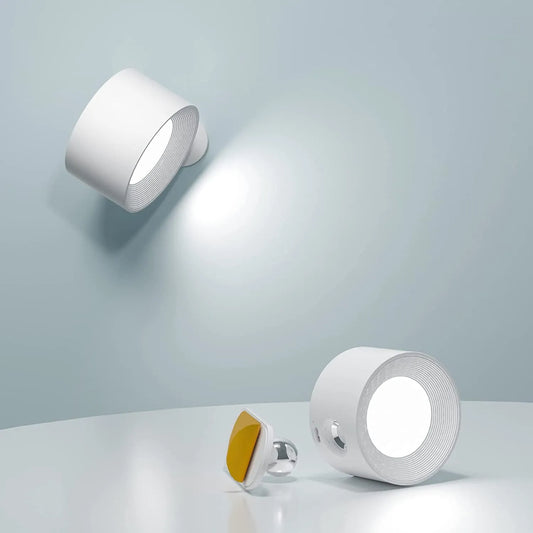 Weiße, moderne LED-Wandleuchte und Tischlampe auf hellblauem Hintergrund. Minimalistisches Design, energiesparend, ideal für zeitgenössische Innenräume.