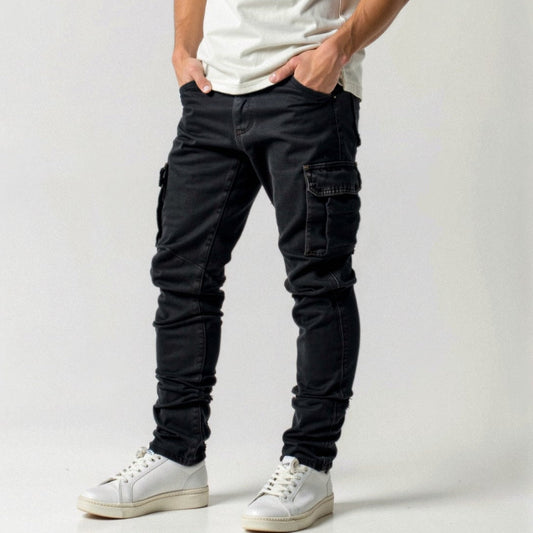 Mann trägt schwarze Cargohose und weiße Sneaker, lässiger Stil, Mode für Herren, Freizeitkleidung, moderne Streetwear, trendige Hosen.