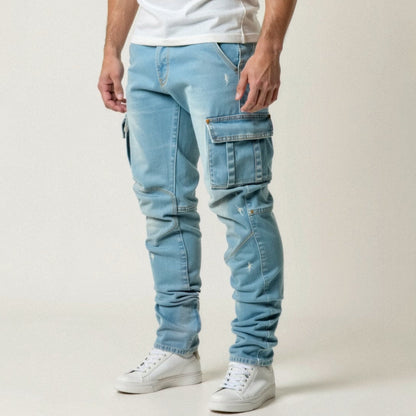 Hellblaue Cargo-Jeans für Herren mit Taschen, kombiniert mit weißen Sneakers und weißem T-Shirt. Modetrend, lässiger Stil, Herrenbekleidung.