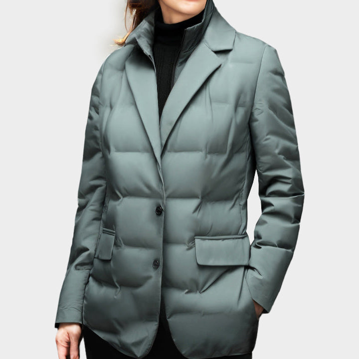 Damen Winterjacke in Grau, gesteppter Blazer-Stil, mit Knöpfen und Taschen, ideal für kalte Temperaturen, modisch und funktional.