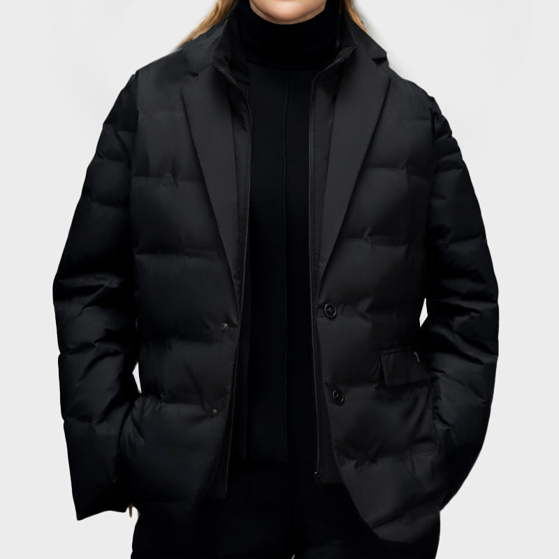 Schwarze Daunenjacke für Damen, elegant und warm, ideal für Wintermode. Stilvolle Kombination aus Blazer und Steppjacke.