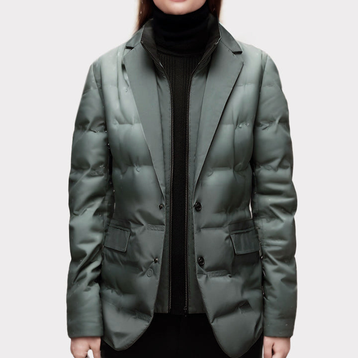 Damen Winterjacke in Dunkelgrün, gesteppt, mit Reverskragen und Knopfleiste. Stilvoller, warmer Mantel für kalte Tage. Ideal für modische Winteroutfits.