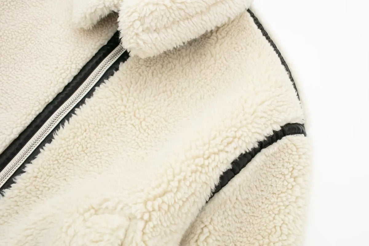 Detailansicht der flauschigen Oberfläche der Teddyjacke