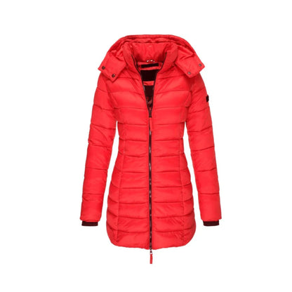 Rote Damen-Daunenjacke mit Kapuze, Reißverschluss und Steppdesign. Wintermode, warme Outdoor-Bekleidung, stilvolle Damenjacke.