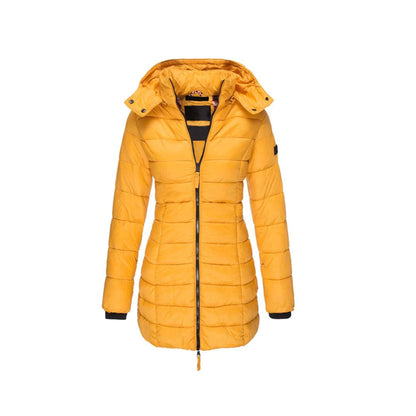 Gelbe Damen-Daunenjacke mit Kapuze, Reißverschluss und gestepptem Design. Modische Winterjacke, warm und stilvoll für kalte Tage.