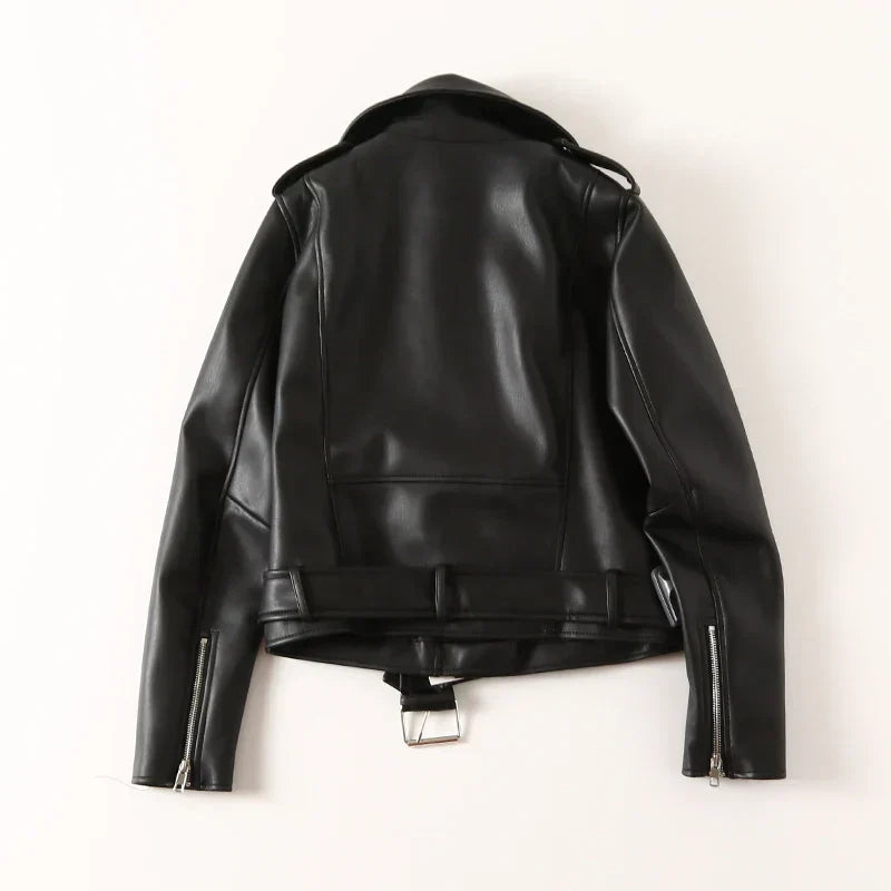 Schwarze Lederjacke, Rückansicht, mit Reißverschlüssen an den Ärmeln und Gürtel. Modische Bikerjacke aus hochwertigem Leder für Damen und Herren.